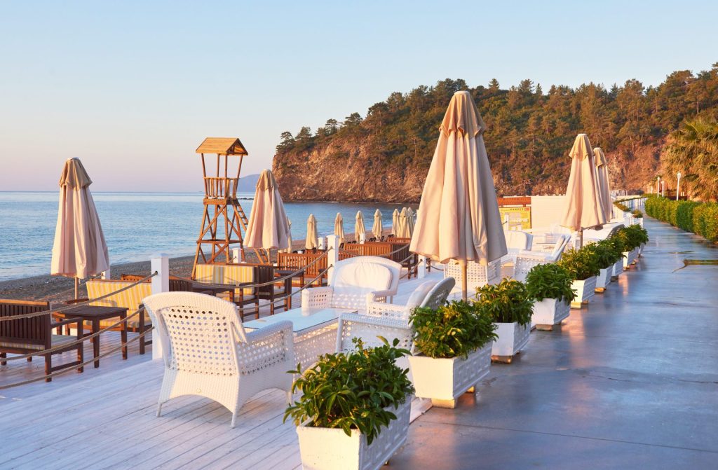 Emplacement de café en Tunisie avec terrasse, vue mer et espace extérieur attractif