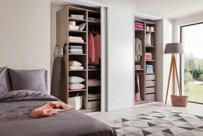Rails et portes coulissantes blanches d'un meuble sur mesure