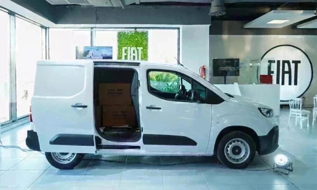 Fiat Doblò, fourgon compact avec porte latérale ouverte
