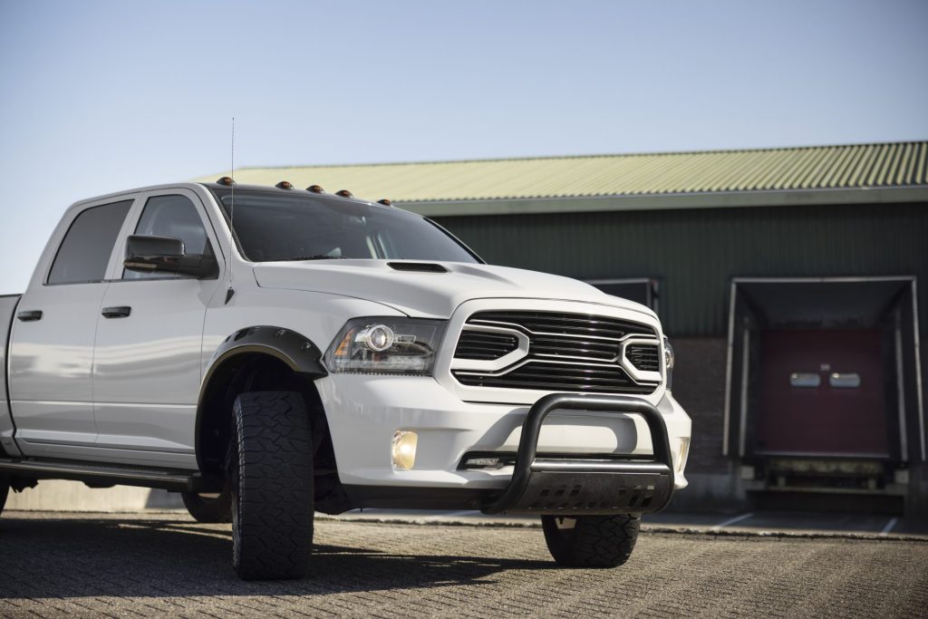 Pick-up blanc avec pare-buffle, exemple de véhicule utilitaire d'occasion en Tunisie