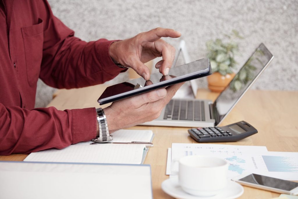 Utilisation d'une tablette au bureau pour le travail et la gestion