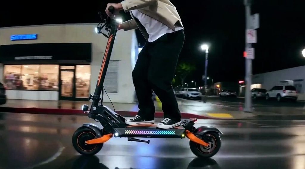 Trottinette électrique à double moteur roulant de nuit en ville