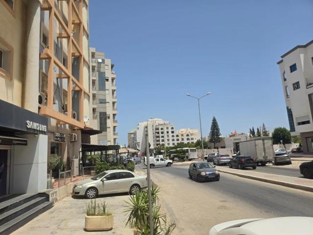 Rue et immeubles résidentiels d'un quartier de Sfax à comparer avant d'acheter un appartement