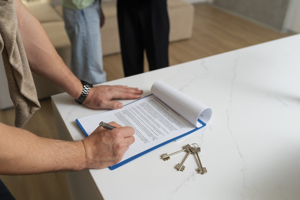 Signature du compromis de vente et remise des clés au nouveau propriétaire