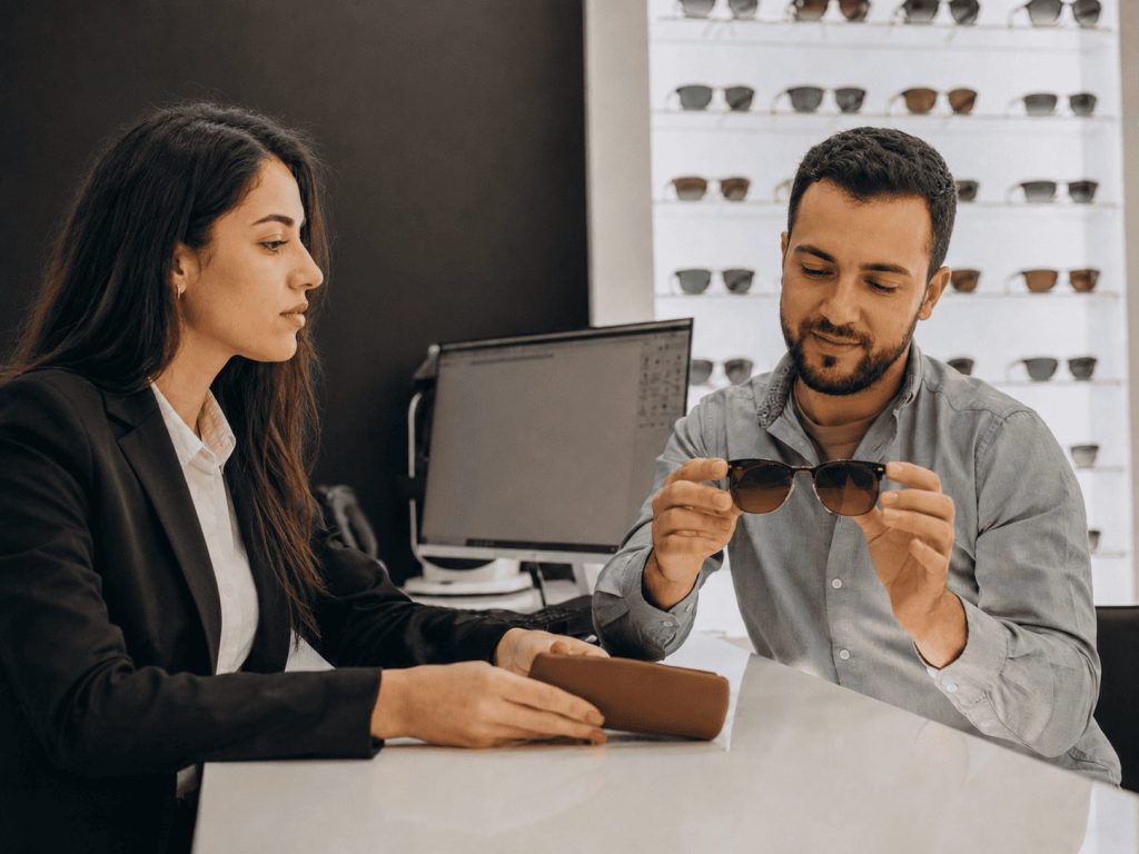 Client essayant une paire de lunettes chez un opticien