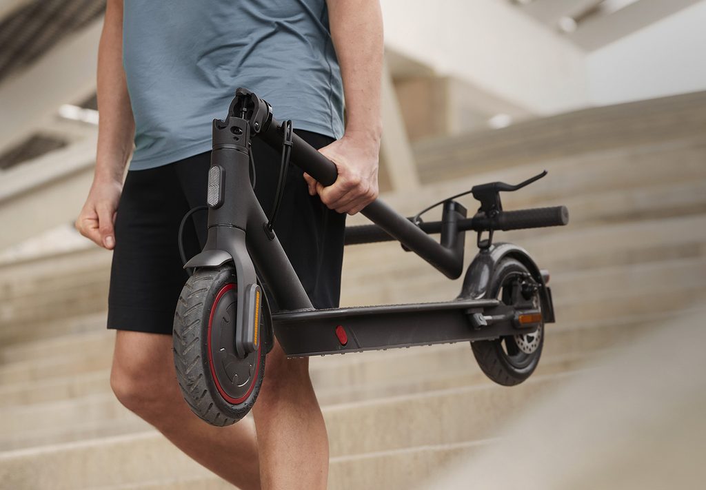 Xiaomi Pro 2 d'occasion pliée et portée dans un escalier