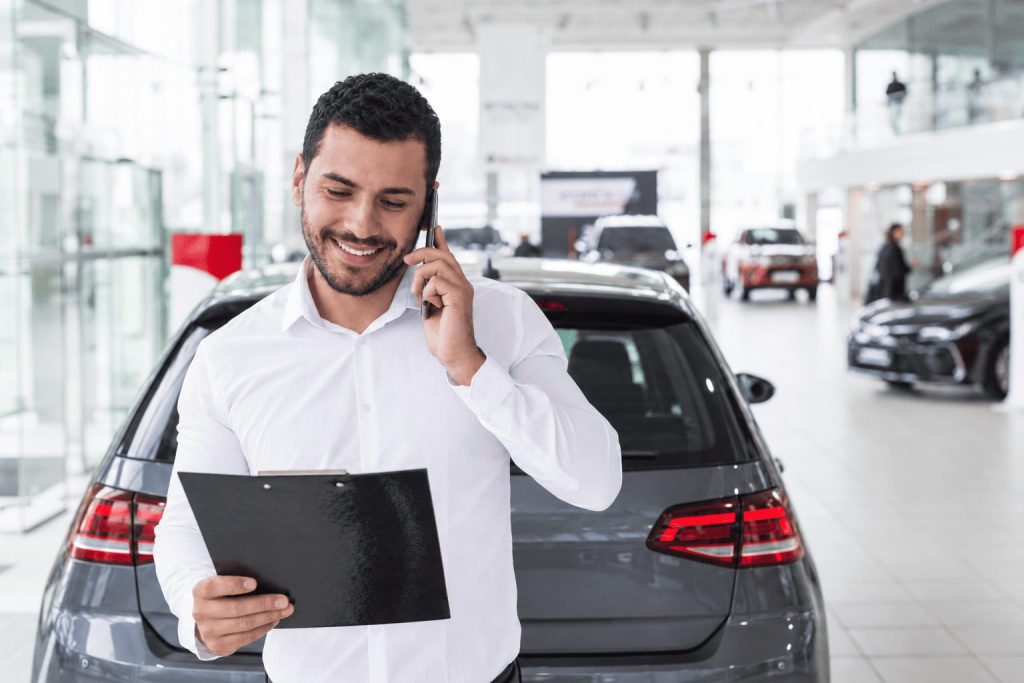 Conseiller automobile renseignant sur les prix et versions de la Golf 7 en Tunisie