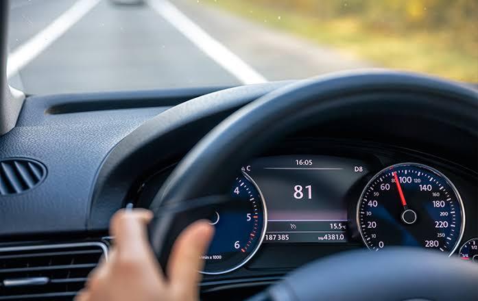 Compteur kilométrique et tableau de bord vus depuis le volant en conduite