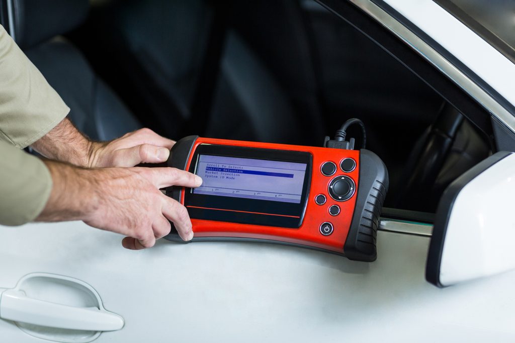 Vendeur automobile au téléphone vérifiant les informations d'une Golf 7 d'occasion avant achat