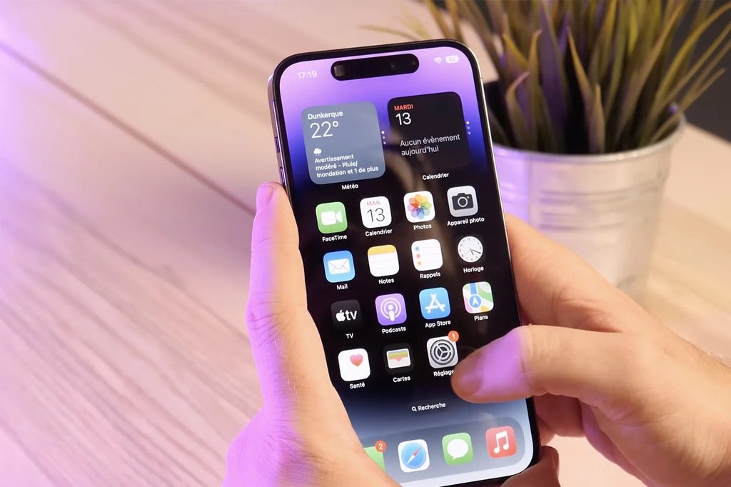 Iphone 13 Pro Max d'occasion en main avec écran allumé pour test avant achat
