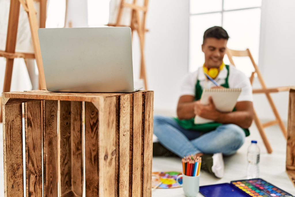 Professionnel préparant un projet de peinture et de décoration intérieure en Tunisie