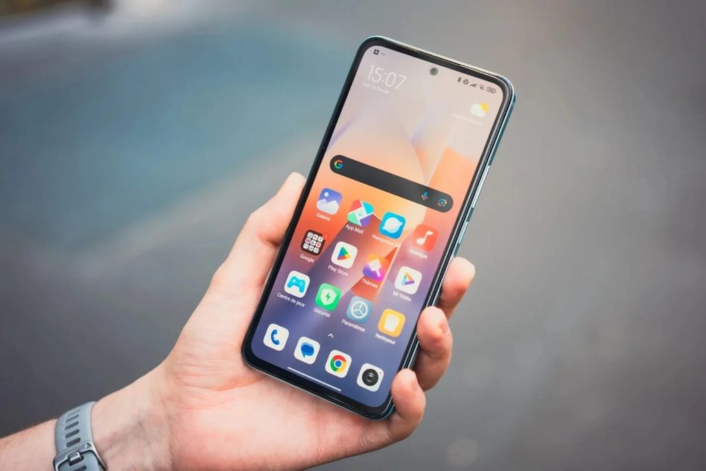Écran AMOLED d'un Redmi Note 14 Pro d'occasion tenu en main, à vérifier avant l'achat