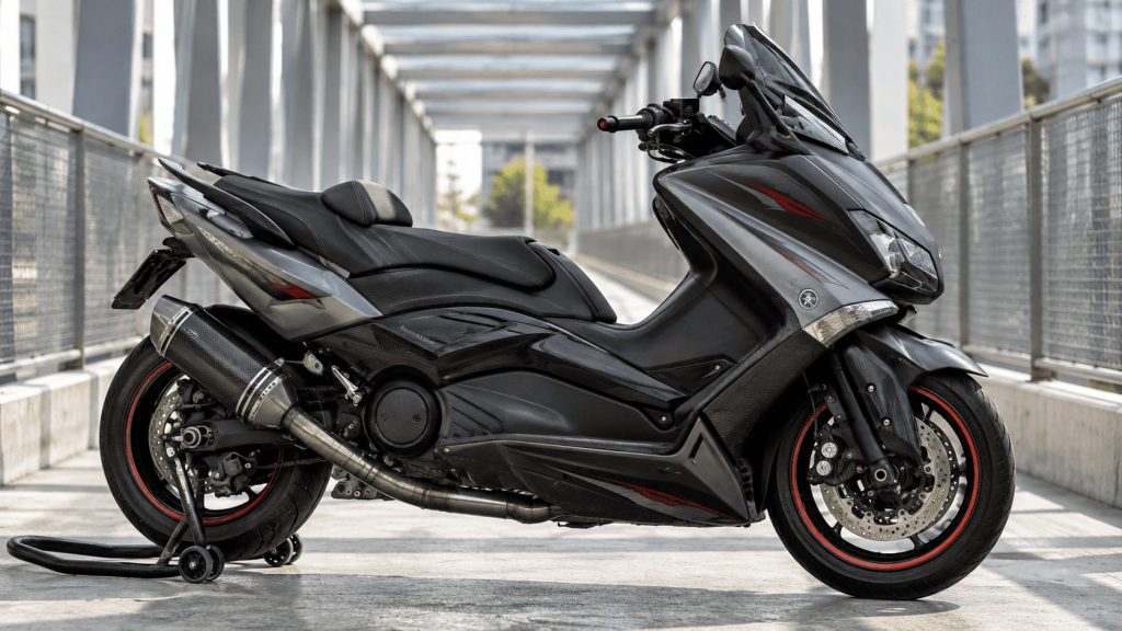 Yamaha TMAX 500 d’occasion modifié avec échappement et éléments personnalisés