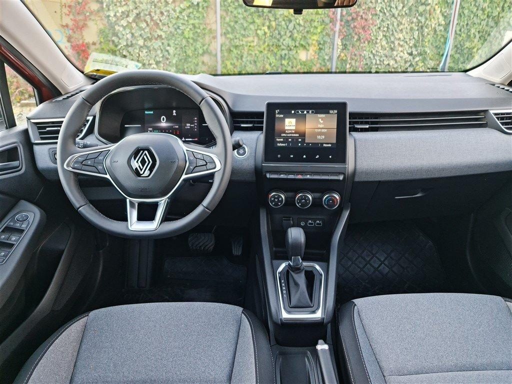 Contrôle du kilométrage, du tableau de bord et des équipements d’une Clio 5 d’occasion
