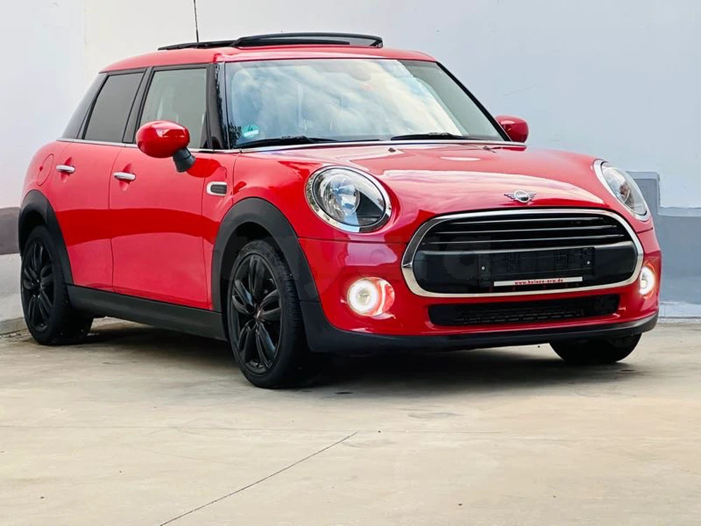 Mini rouge cinq portes d’occasion avec jantes noires et toit ouvrant