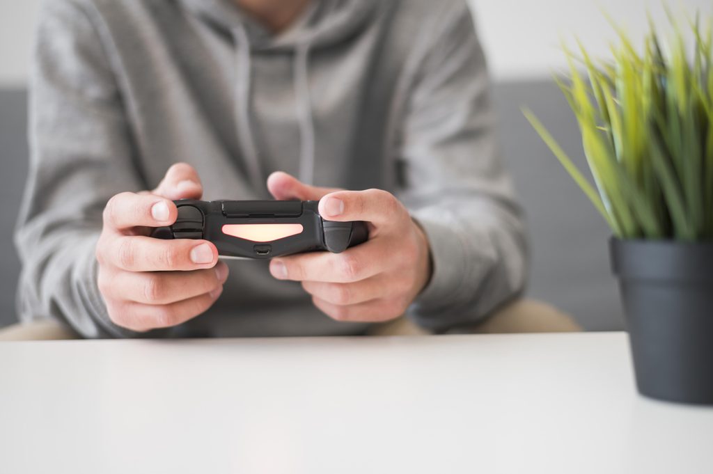 Acheteur testant une Nintendo Switch OLED d’occasion avant achat en Tunisie