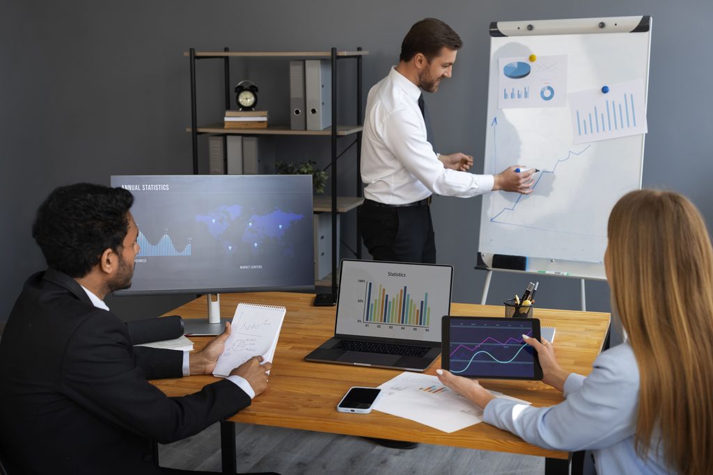 Apprenant présentant un projet d'analyse de données et un tableau de bord à son formateur