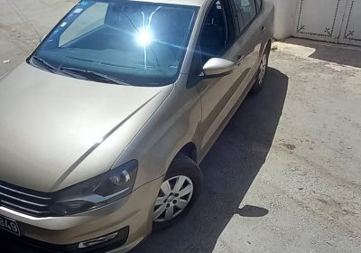 Volkswagen Polo Sedan à Vendre à El Mourouj - 45000 Dinars