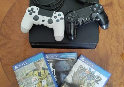 PS4 à vendre - Bizerte - Bon état - 2 manettes - Jeux inclus - 570 DT