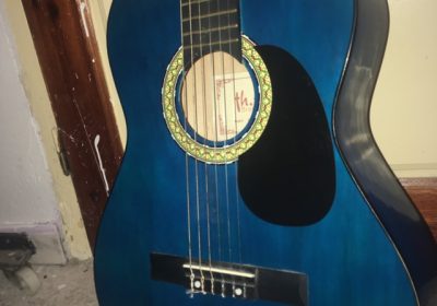 Guitare classique bleue - Ben Arous - Presque neuve - 160 DT