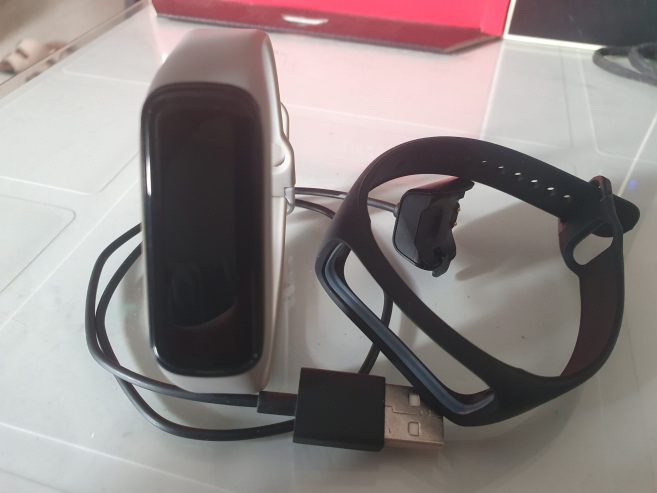 Smartwatch-samsung-galaxy-fit-2-a-vendre-a-Cite-El-Khadra-prix-150-dinars-proxity.tn-annonces-smartwatchoccasion-tunisie