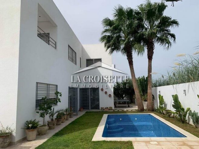 Villa S+5 avec piscine à La Soukra ZVL0911