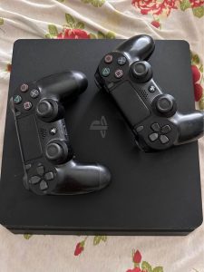 PS4 avec 2 manettes V2 – Tunis – 580 DT