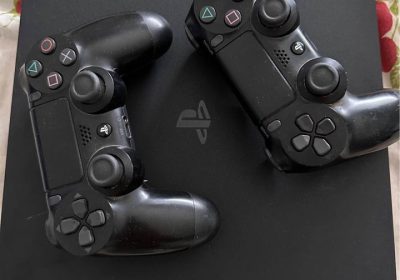 PS4 avec 2 manettes V2