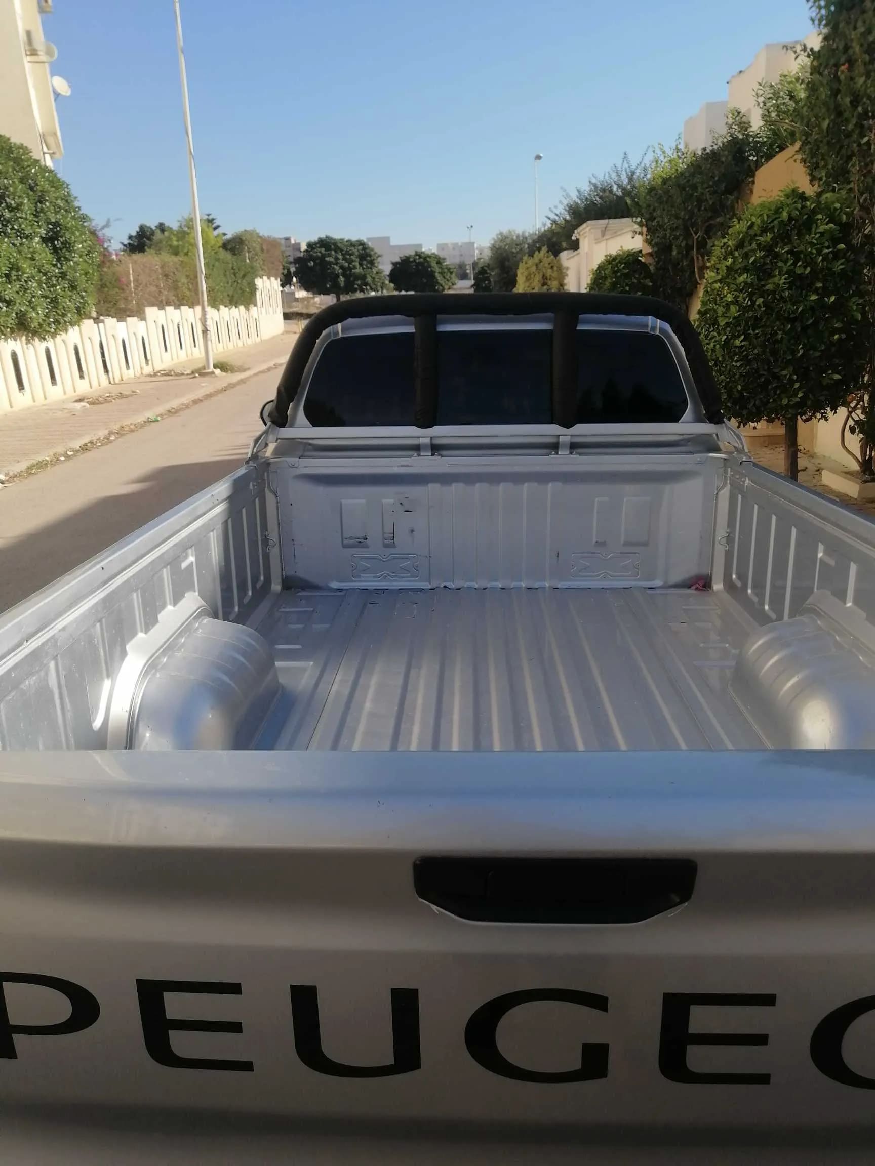 Peugeot-Landtrek-a-vendre-aux-Jardins-dEl-Menzah-prix-55000-dinars-proxity.tn-annonces-camion-occasion-tunisie-2