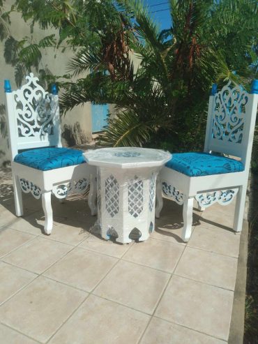 Table-et-deux-chaises-arabesque-neuves-a-vendre-a-Hergla-prix-600-dinars-proxity.tn-annonce-meuble-a-vendre-tunisie