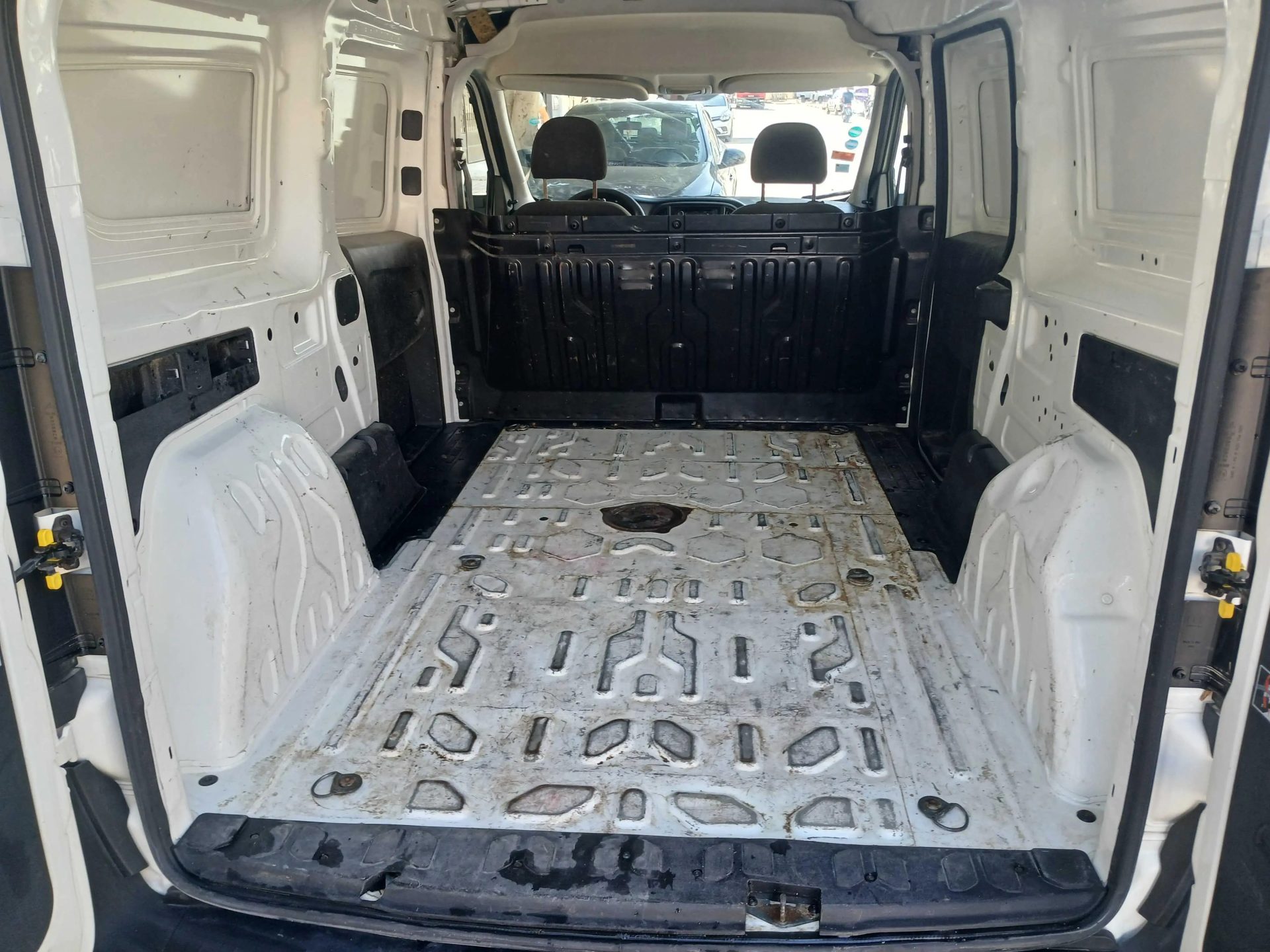 Utilistaire-FIAT-DOBLO-MAX-a-vendre-a-Gabes-prix-33000-dinars-proxity.tn-annonces-utilitaires-occasion-a-vendre-tunisie-8