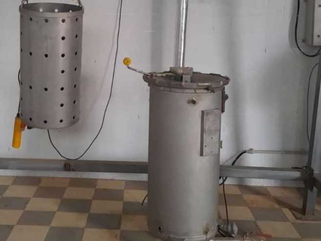 autoclave-de-sterilisation-des-produits-alimentaires-a-vapeur-avec-deux-chariots-a-vendre-a-Sousse-prix-5000-dinars-proxity.tn-annonces-equipements-industriel-tunisie-1