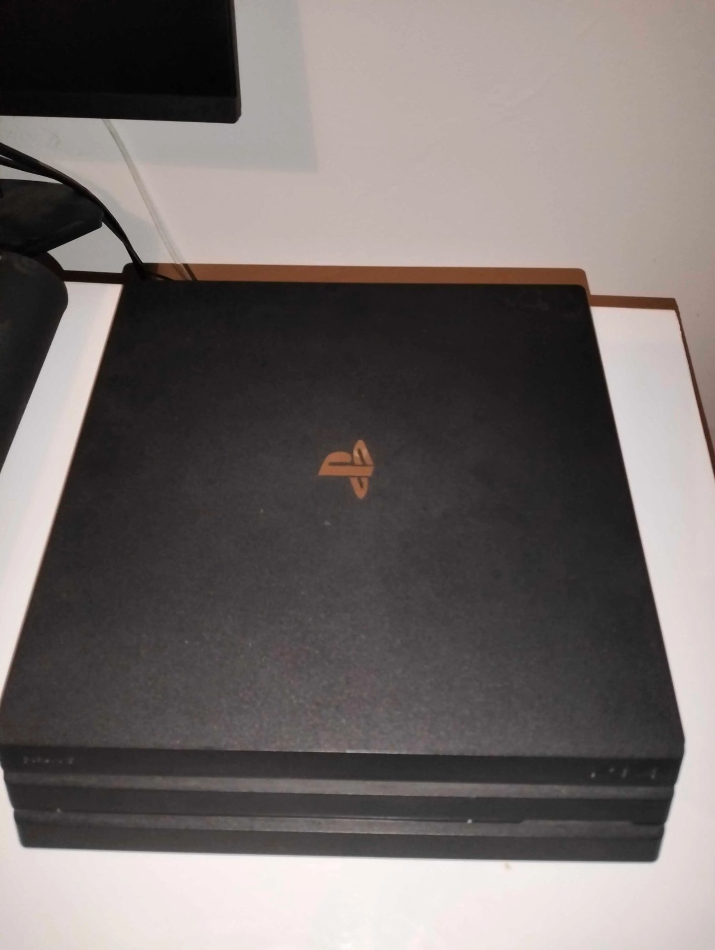 Console-PS4-Pro-a-vendre-a-Ariana-Prix-800-dinars-proxity.tn-annonces-tunisie-console-de-jeux-a-vendre-1