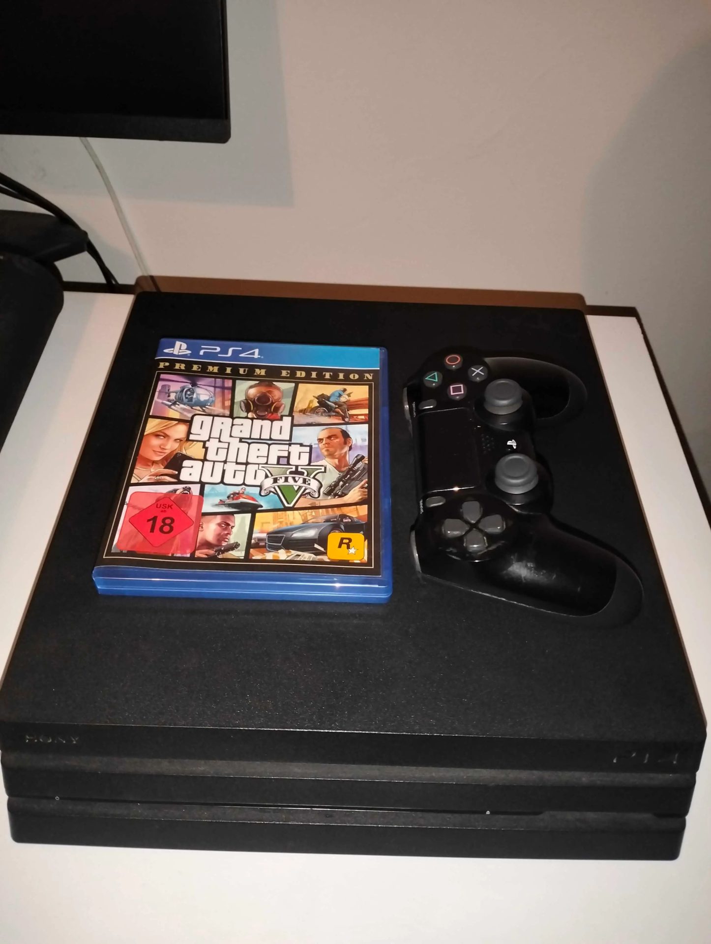 Console-PS4-Pro-a-vendre-a-Ariana-Prix-800-dinars-proxity.tn-annonces-tunisie-console-de-jeux-a-vendre