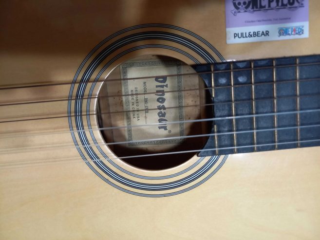 Guitare-a-vendre-au-Kram-prix-200-dinars-proxity.tn-annonces-tunisie-instruments-de-musique-a-vendre-1