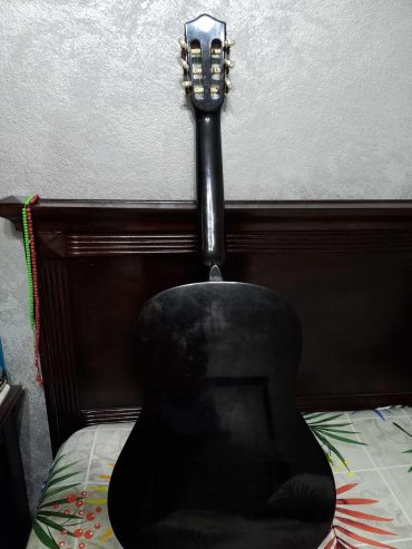 Guitare-a-vendre-au-Kram-prix-200-dinars-proxity.tn-annonces-tunisie-instruments-de-musique-a-vendre-2