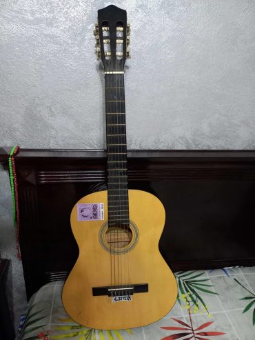 Guitare-a-vendre-au-Kram-prix-200-dinars-proxity.tn-annonces-tunisie-instruments-de-musique-a-vendre