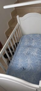 Lit bébé blanc – Matelas bleu – Ras Jebal – Idéal nouveau-né