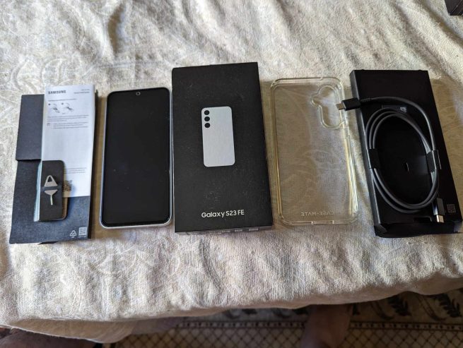 Smartphone-Samsung-galaxy-s23-fe-5g-blanc-a-vendre-a-Sfax-prix-1425-dinars-proxity.tn-annonces-tunisie-telephone-a-vendre