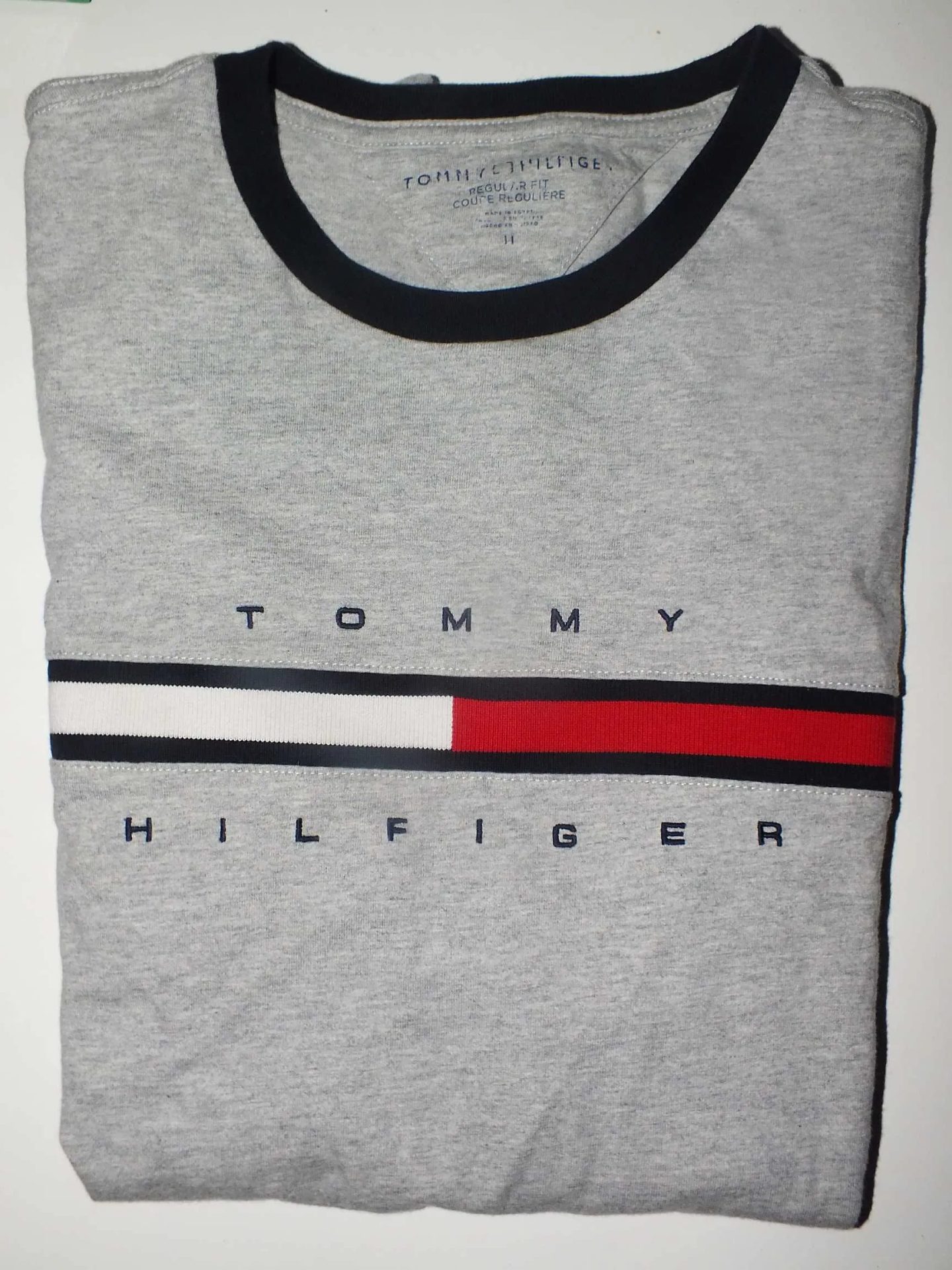 T-shirt-Tommy-Hilfiger-Taille-M-a-vendre-a-El-Aouina-prix-60-dinars-proxity.tn-annonces-tunisie-vetements-a-vendre-2