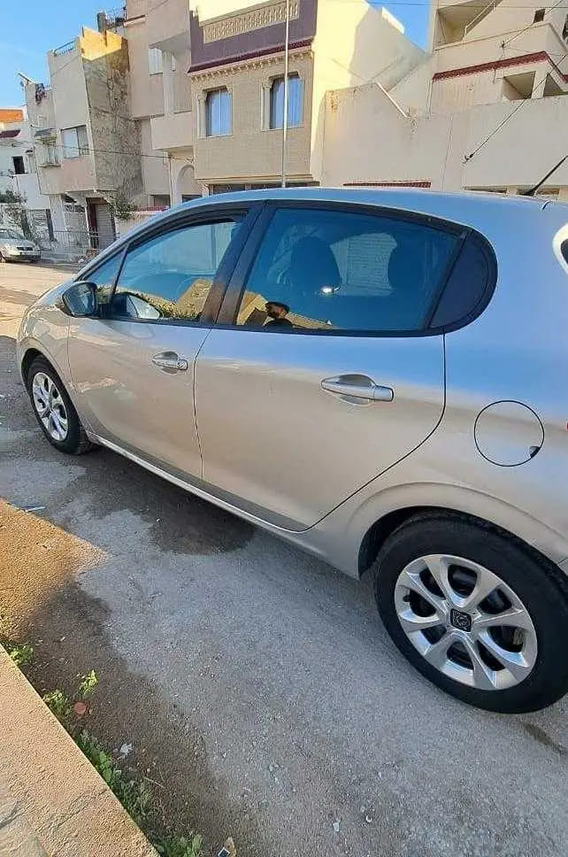 Voiture-occasion-Peugeot-208-a-vendre-a-Bardo-prix-25500-dinars-proxity.tn-annonces-tunisie-voiture-occasion-a-vendre-5