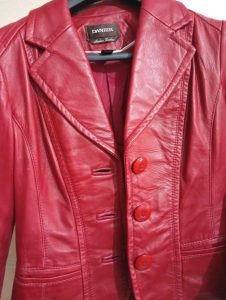 Blazer Danier en Cuir Rouge Taille M – Ben Arous – 40 DT