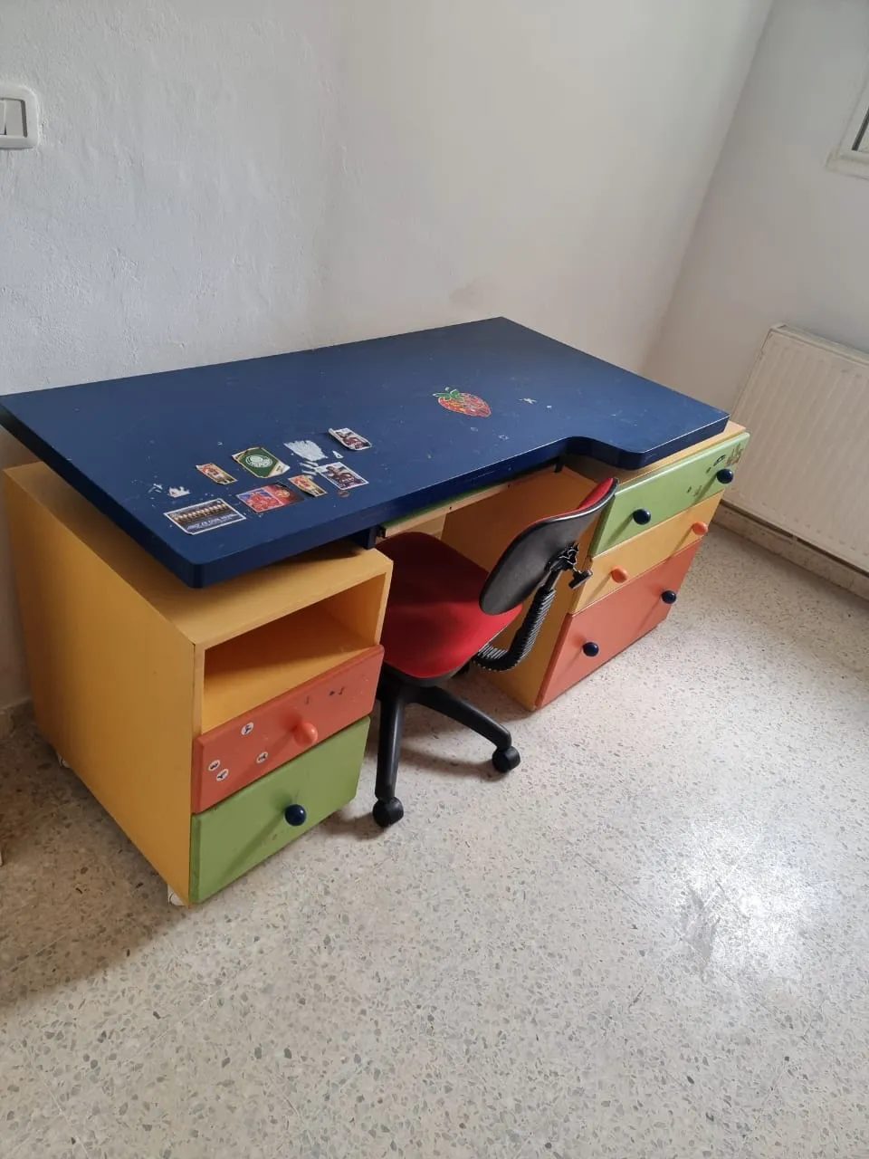 Chambre-a-coucher-pour-enfants-A-vendre-El-Menzah-1100-DT-Bureau-chaise-1