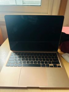 MacBook Air 13 pouces – 8 Go RAM – 256 Go – Borj Louzir – 2400 DT