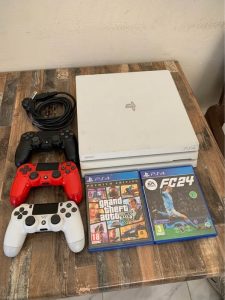 PS4 Pro 3 Manettes + GTA 5 et FC24 – Médenine – 800 DT