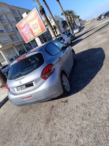 Peugeot-208-Like-Essence-2019-Mahdia-212000-Km-Excellent-etat-5-CV-26500-DT-4