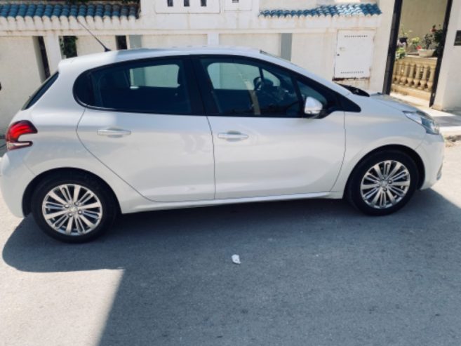 Peugeot-208-Roland-Garros-2019-Vue-aile-droite-Voiture-en-bon-etat-Sousse