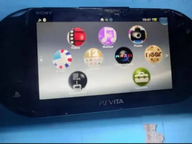 Console-PS-Vita-Slim-a-Vendre-Bon-Etat-Fissure-Ecran-El-Manar-150-Dinars