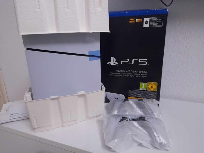 Console-PS5-Digital-Edition-Neuve-2-Manettes-Dans-Son-Paquet-1800-DT-Sfax-1