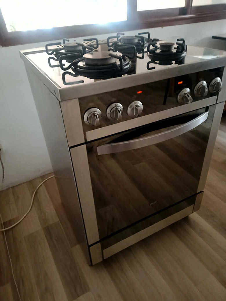 Equipement-cuisine-occasion-Tunisie-four-electrique-plaque-gaz-inox-etat-neuf-prix-580-dinars-cite-Ennasr-vente-rapide